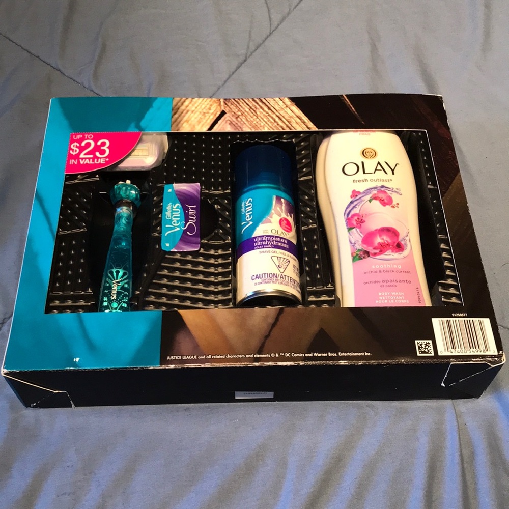 NEW Gillette Venus razors(2)/shave cream/body wash